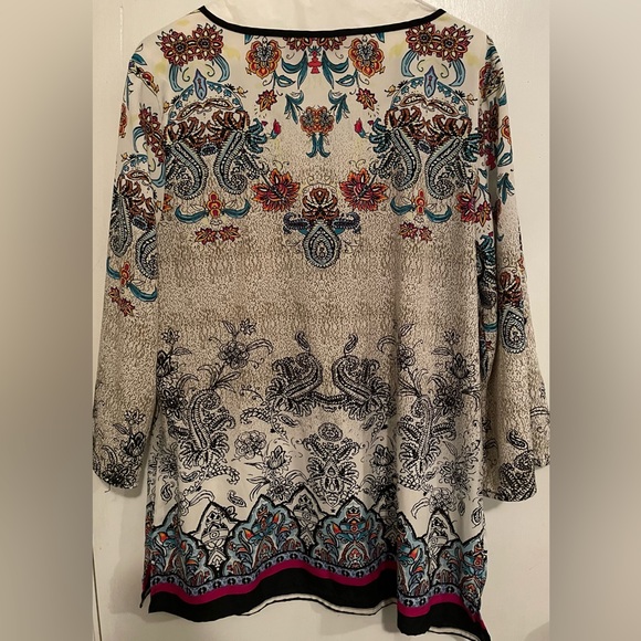 Jaquline Design Studio XL TOP SMALL SPLITS ON THE SIDES AT THE HEM. - Picture 2 of 7